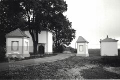starší foto kaple (zcela vpravo, otočena zády)