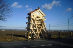 kaplička podepřená lešením