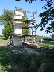 nová kaplička a základ původní kapličky