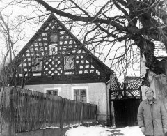 historické foto kaple (zcela vpravo)