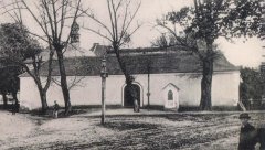 historické foto kapličky (vpravo od vchodu)