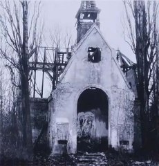 kaple po požáru způsobeném vandaly