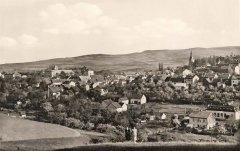 historická pohlednice s jezuitskou rezidencí (vlevo)