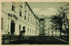 historické foto jezuitské rezidence - gymnázia (vlevo)