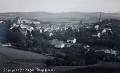historická pohlednice s jezuitskou rezidencí (vlevo)