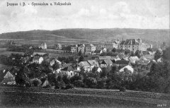 dobová pohlednice města s kostelem a jezuitskou kolejí