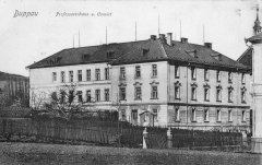 dobová pohlednice s motivem jezuitské koleje