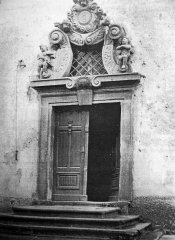barokní portál se znakem piaristů z roku 1719