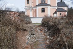 zbytky zdiva kláštera - pohled ven z interiéru