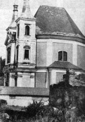 zbytky kláštera před poutním kostelem