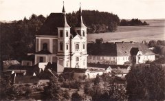 historické foto kláštera (vpravo)