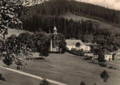 historické foto kláštera (vpravo)