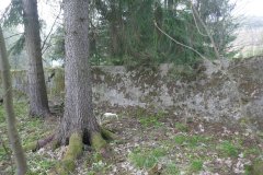 zbytek ohradní zdi zbořeného kláštera