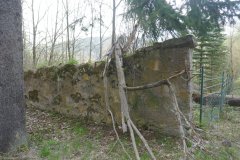 zbytek ohradní zdi zbořeného kláštera