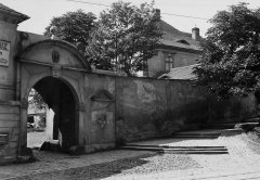 brána do areálu komendy