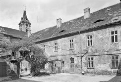 historické foto klášterního dvora