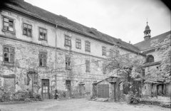 historické foto klášterního dvora