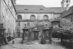 historické foto klášterního dvora