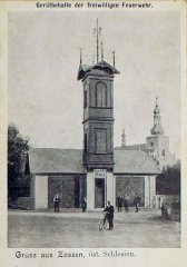 starší foto kostela (v pozadí vpravo)