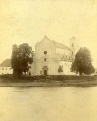 historické foto kláštera (vlevo od kostela)