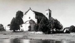 historické foto kláštera (vlevo od kostela)