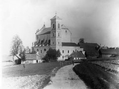 historické foto kláštera (střecha vpravo od kostela)