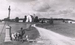 historické foto kláštera (vlevo od kostela)