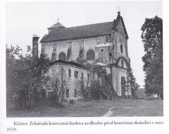 historické foto kláštera s kostelem