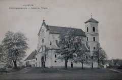 dobová pohlednice kláštera s kostelem