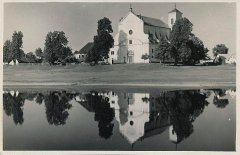 historické foto kláštera (vlevo od kostela)