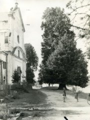 historické foto kláštera (zcela vlevo)