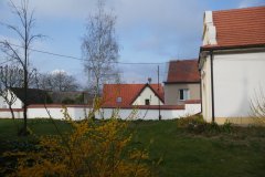 část opravené ohradní zdi okolo kostela