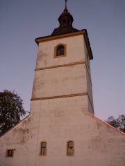 pohled na věž kostela