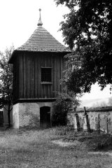 zvonička s částí hřbitova