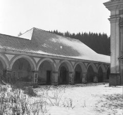 ambit s kaplí Panny Marie Bolestné (prostřední vstup zakončený polokruhem)