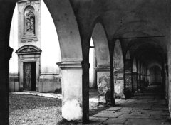 ambit okolo kostela