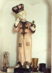 soška v nice v pravé stěně