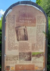 celkový pohled na informační panel na hřbitově