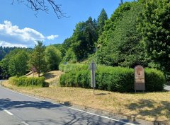 pohled na část hřbitova s informačním panelem