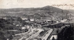 celkový pohled na město s židovským hřbitovem (v popředí, vlevo od nádraží a silnice)