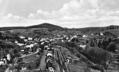 celkový pohled na město s židovským hřbitovem (vlevo od silnice)