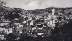celkový pohled na město s torzem synagogy (vpravo od středu, vlevo od komína)