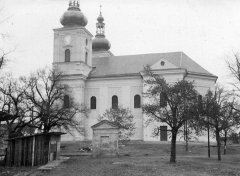 opravený kostel po válce