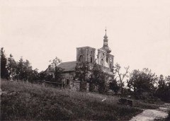 starší foto kostela poškozeného při bojích v závěru 2. světové války