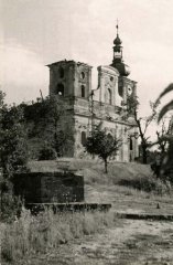 kostel poškozený válečnými událostmi
