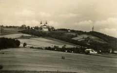 dobová pohlednice s kostelem (na horizontu)