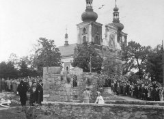 starší foto kostela (v pozadí) při slavnostním odhalení památníku věnovanému třem slezským umělcům (Viktor Emanuel Heeger, Eduard Schon-Engelsberg a Bruno Hans Wittek)