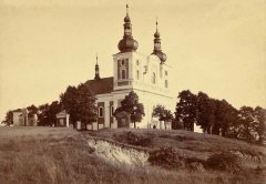 dobová pohlednice s kostelem