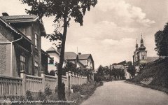 dobová pohlednice s kostelem (vpravo)