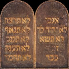 desky desatera zachráněné z budovy synagogy